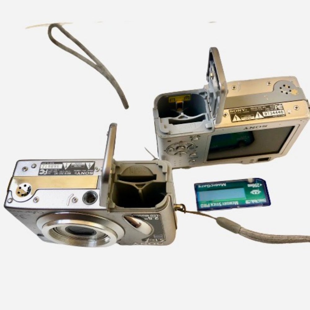 CyberShot Digital Still Camera DSC-W5 3X Optical Zoom Lot 2 * FOR PARTS ONLY - Picture 9 of 9